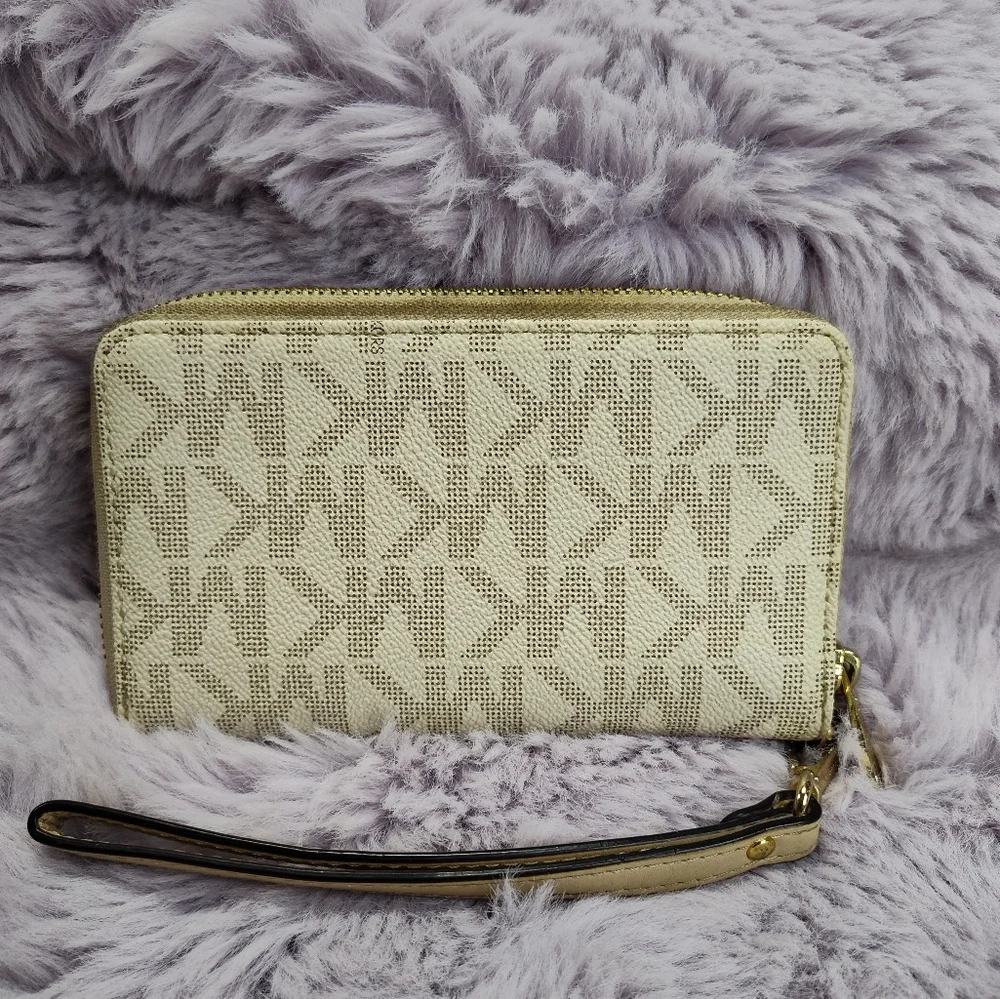 Vintage Michael Kors Jet Set Monogram signature vanilla medium wristlet wallet